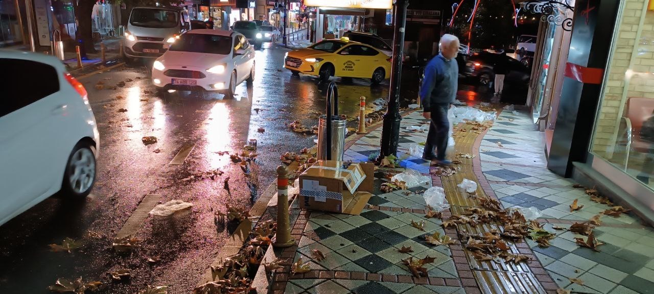 Bartın’da şiddetli rüzgar yolu çöplüğe çevirdi
