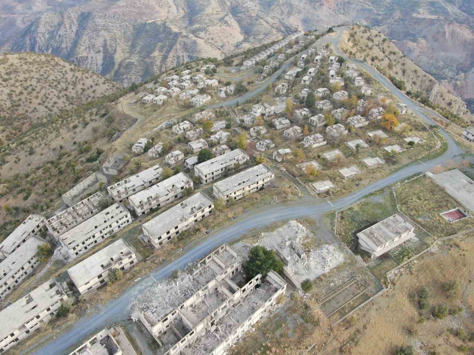 Diyarbakır’da İtalyan ve Polonyalıların 11 yıl kaldığı köy havadan görüntülendi