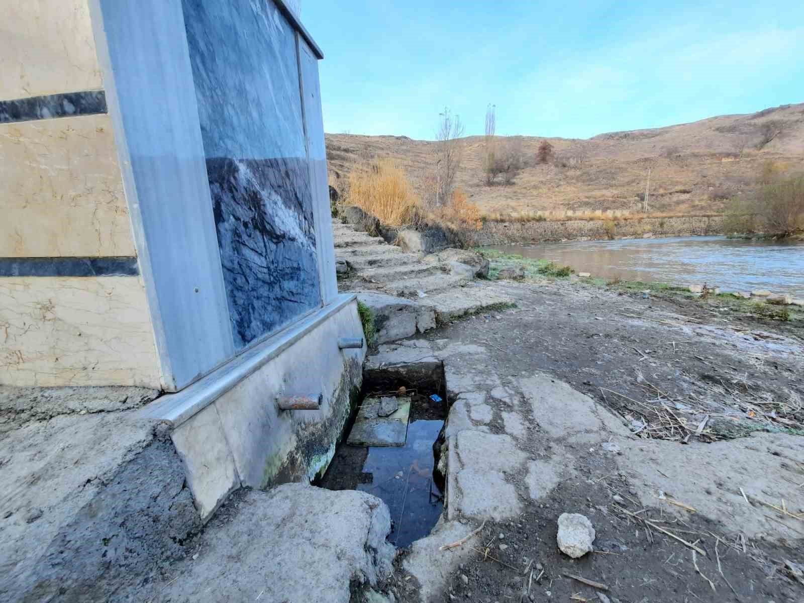 Kars&rsquo;ta Hayrat &Ccedil;eşmesi kurudu
