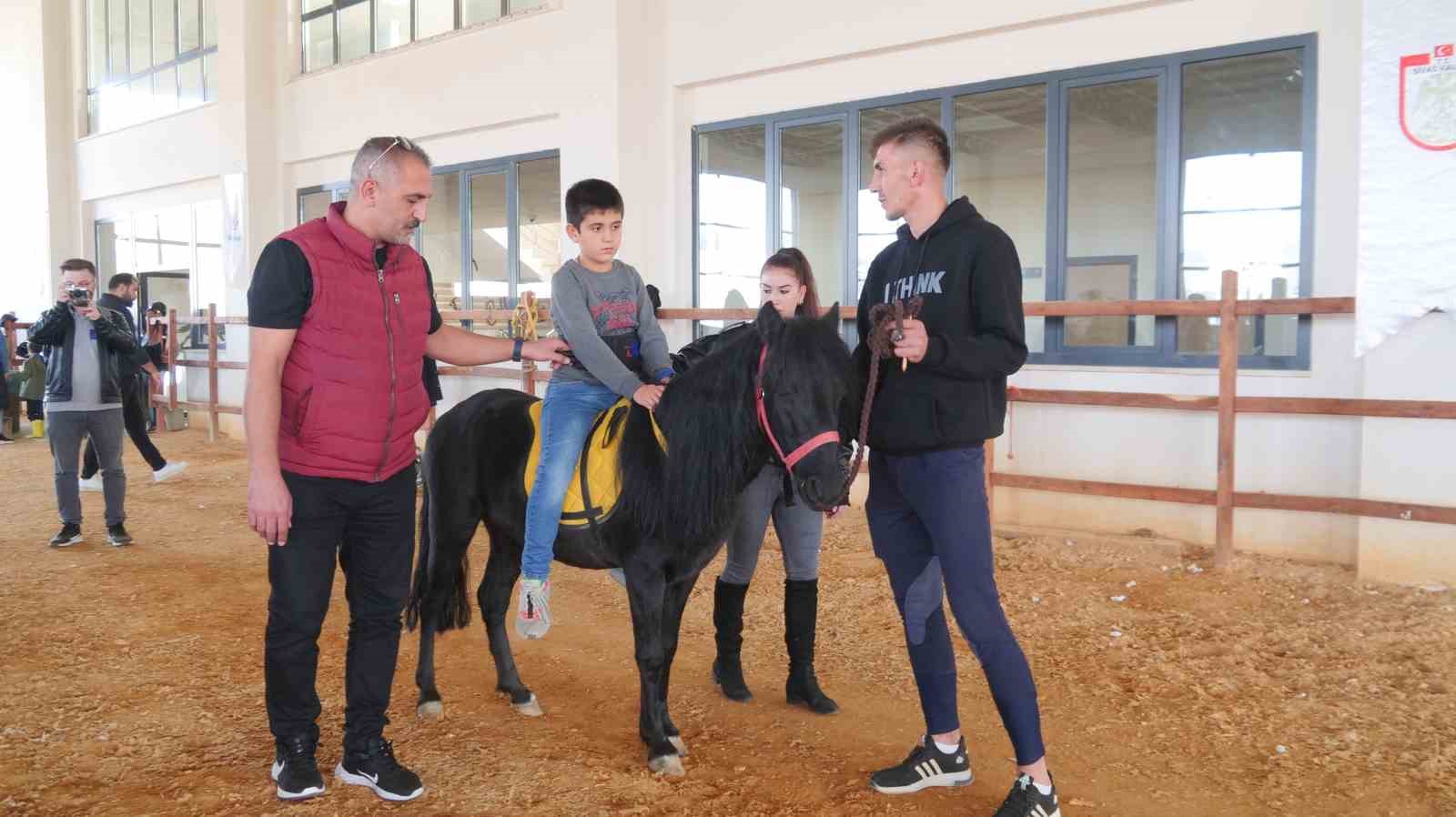 Sivas’ta ilk, engeller hippoterapi ile aşılacak