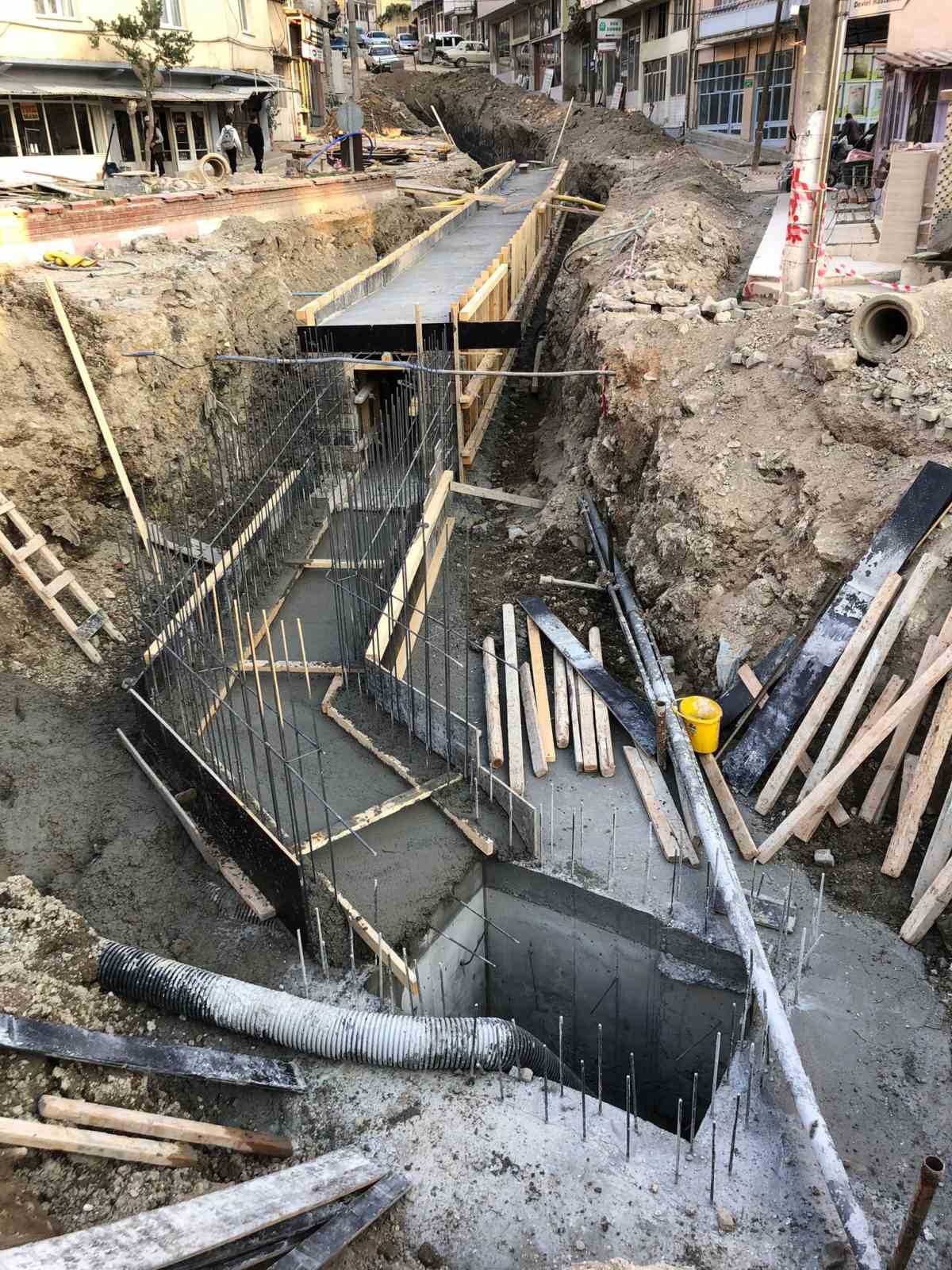 Demirci&rsquo;nin yağmur suyu hattı &ccedil;alışmaları devam ediyor
