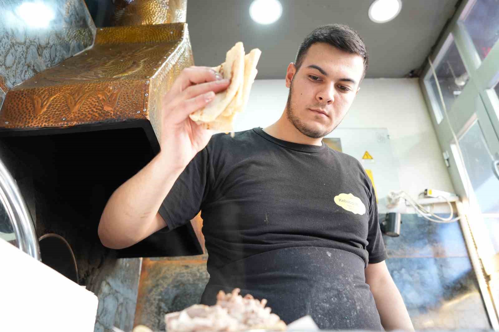 Baba oğul Denizli’nin tescilli kebabını tanıtmak için el ele verdi