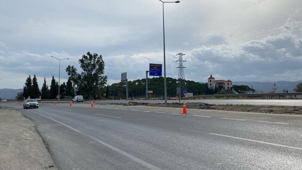 Aydın-Muğla karayolu üzerindeki Koçarlı kavşağı trafiğe kapatıldı