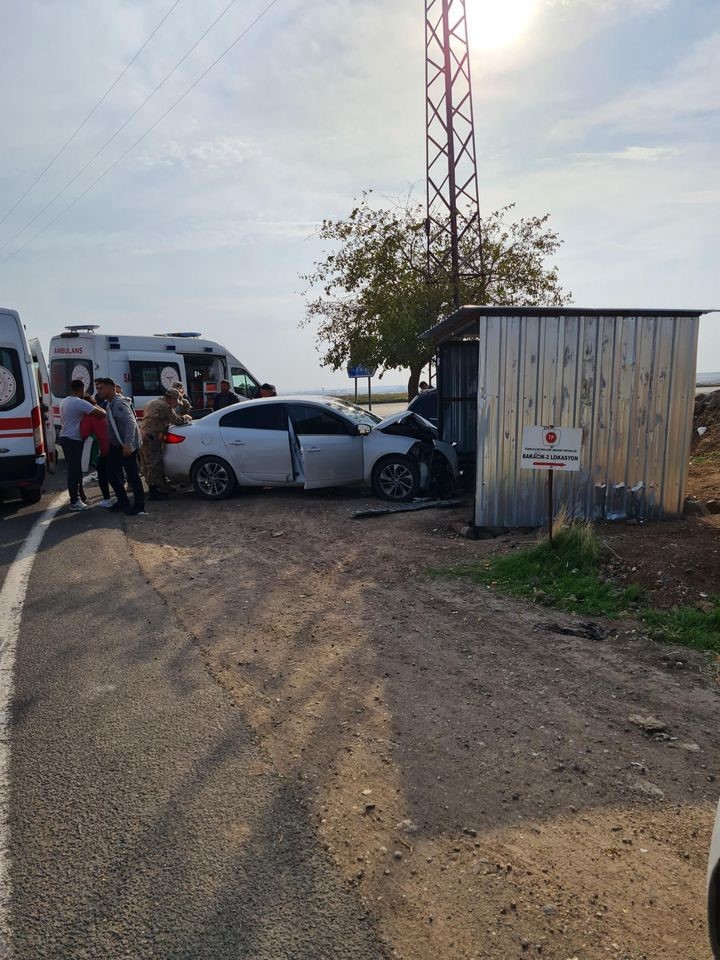 Mardin’de iki otomobil kafa kafaya çarpıştı: 3 yaralı