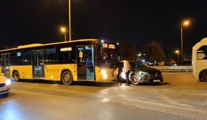 Kartal’da hatalı şerit değiştiren araç İETT otobüsüne çarptı 