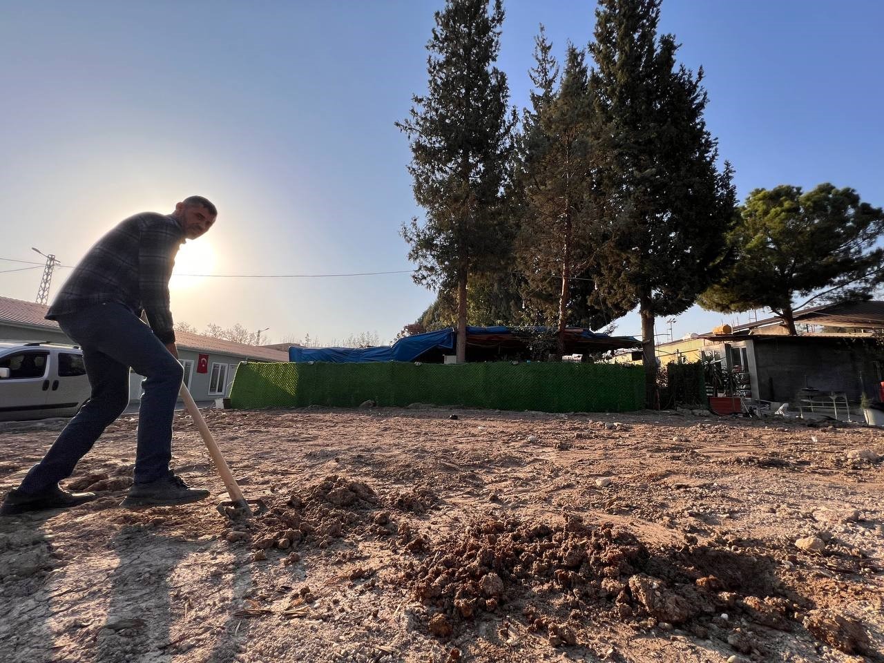 Deprem şehitleri anısına 46 fidan dikti
