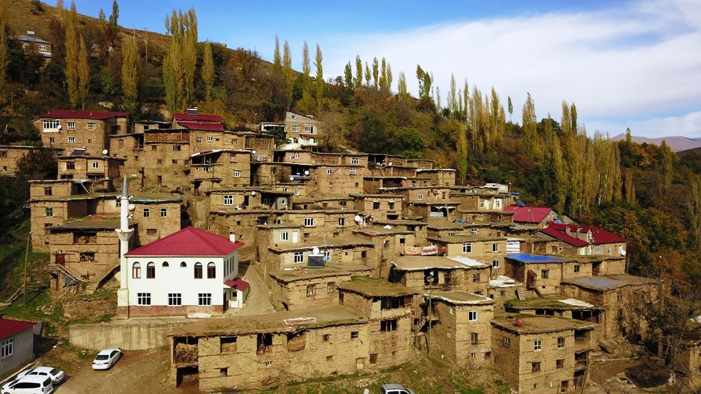 Hizan’ın taş evlerinde sonbahar güzelliği
