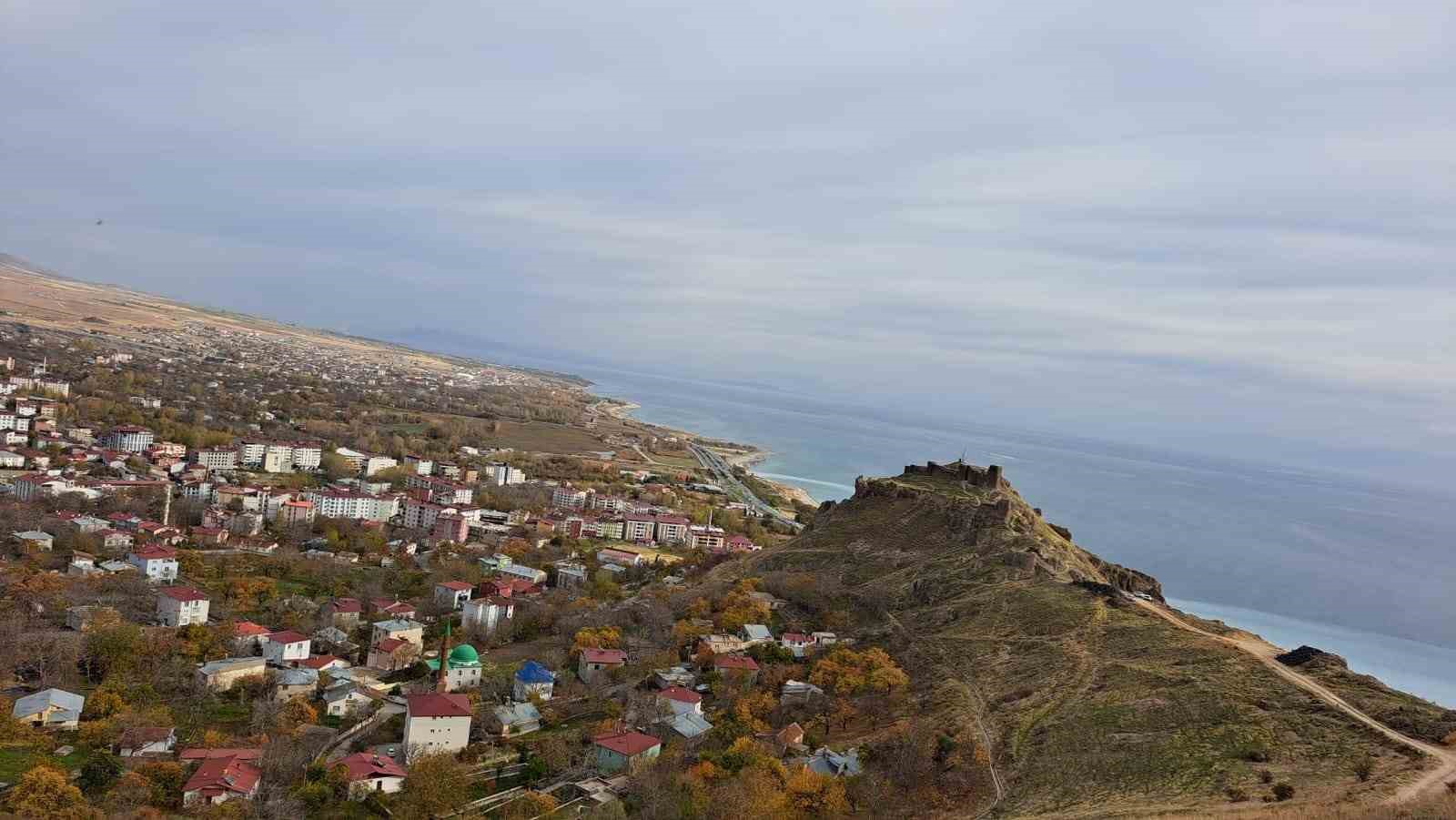 Van G&ouml;l&uuml; Aktivistleri Derneği &uuml;yeleri Adilcevaz&rsquo;daki tarihi yerleri gezdi
