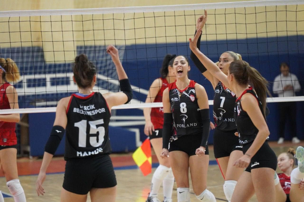 Bilecik derbisinin kazananı Bilecik Belediyesi Voleybol Takımı oldu 