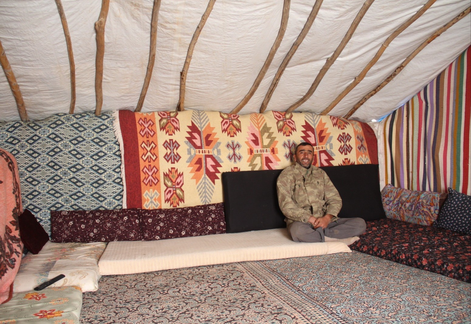 Kahramanmaraş&rsquo;ta kışın yaklaşmasıyla &ccedil;obanlar s&uuml;r&uuml;lerini yayladan mahalleye indirmeye başladı
