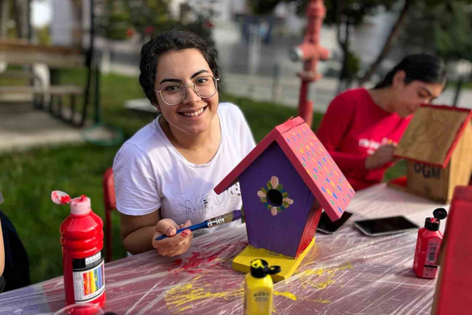 Karaman’da öğrenciler rengarenk kuş evleri yaptı
