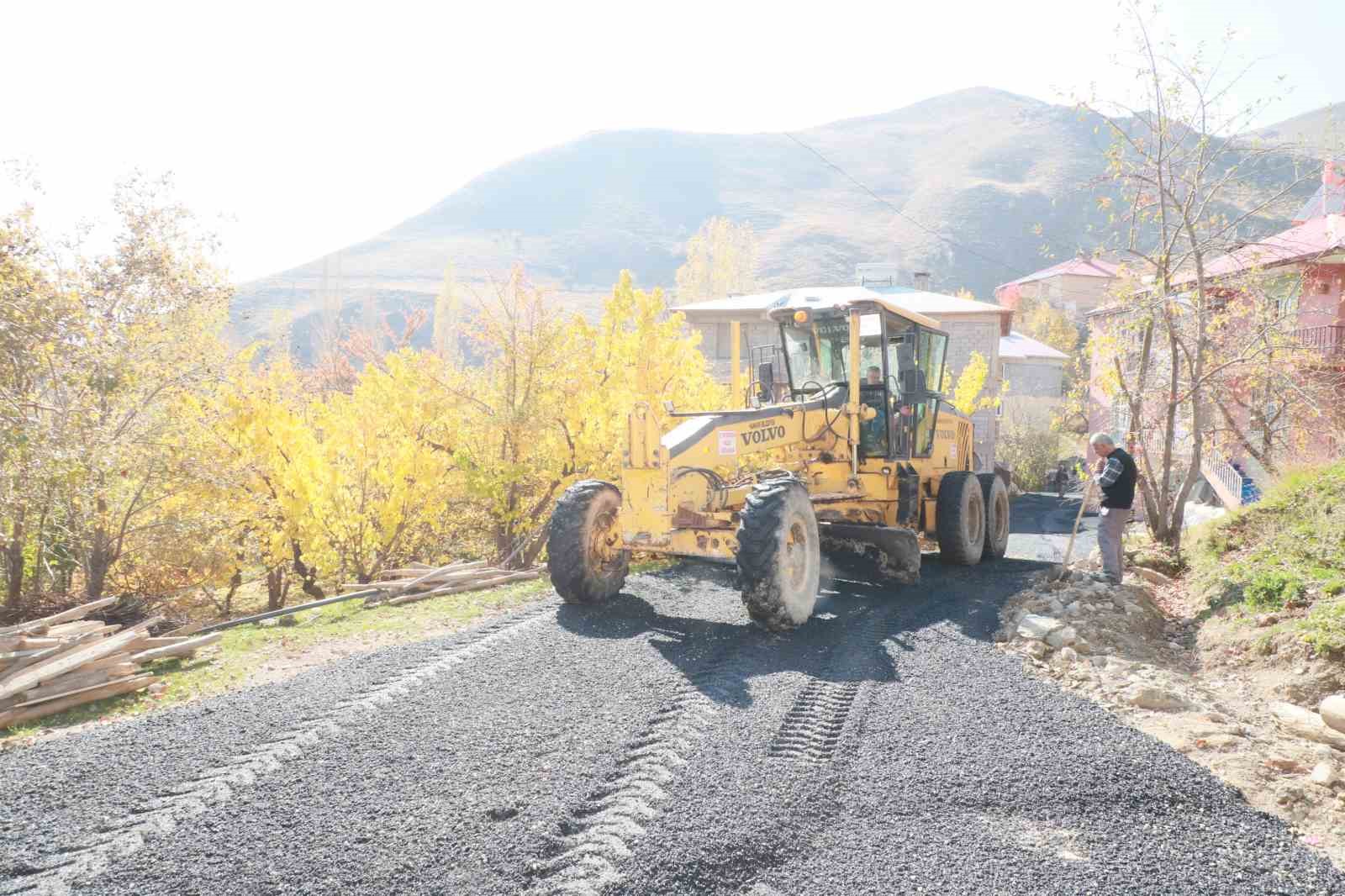 Hakkari’de yol asfaltlama çalışması