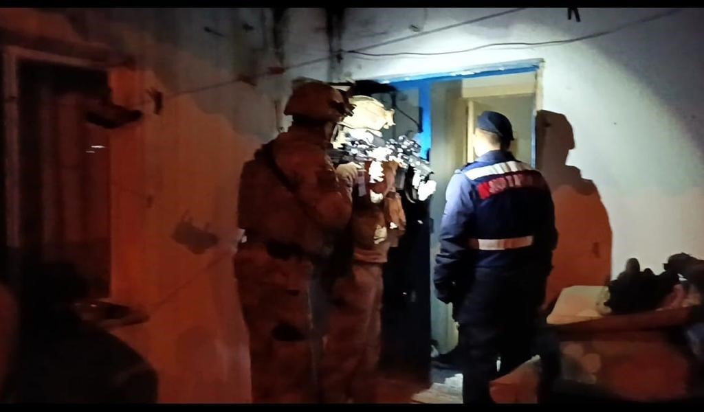 &Ccedil;anakkale İl Jandarma Komutanlığı&rsquo;ndan dev g&ouml;&ccedil;men ka&ccedil;ak&ccedil;ılığı operasyonu
