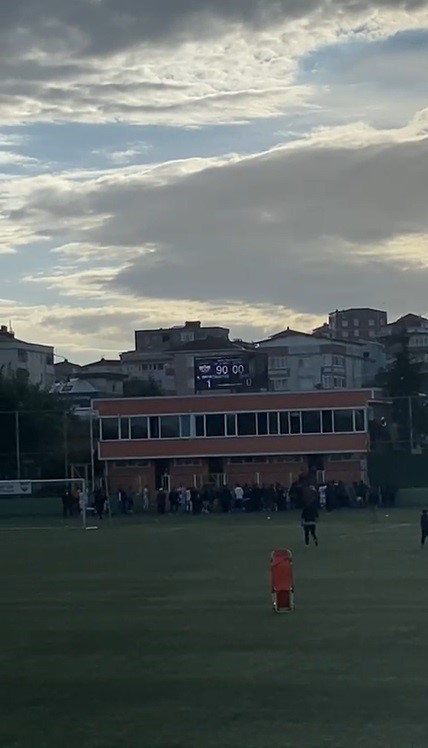 Trib&uuml;ne silah sokulduğu iddiası
