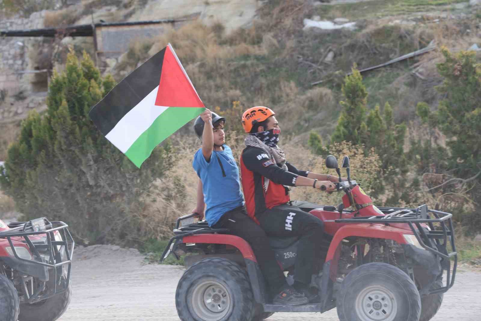 Filistin bayrakları ile dolaştılar
