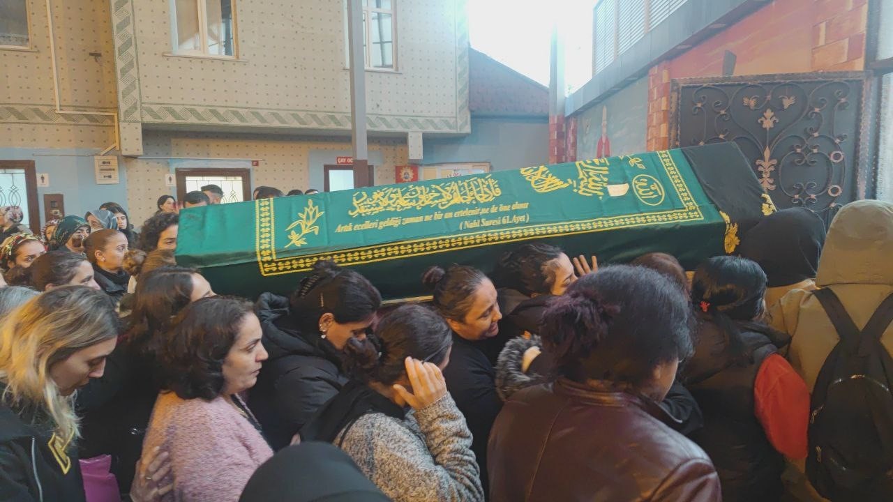 Sultangazi’de çıkan kıyafet tartışmasında eski eşi tarafından öldürülen kadın son yolculuğuna uğurlandı