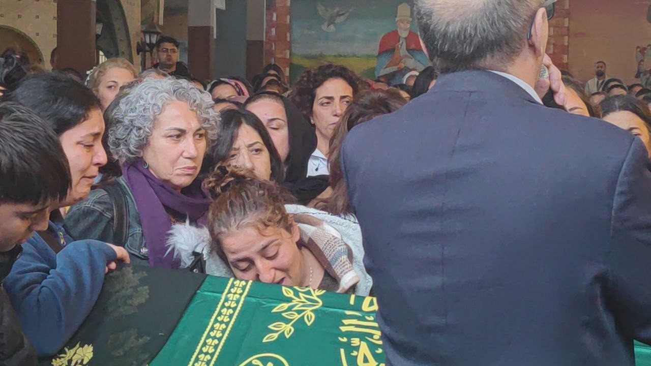 Sultangazi&rsquo;de &ccedil;ıkan kıyafet tartışmasında eski eşi tarafından &ouml;ld&uuml;r&uuml;len kadın son yolculuğuna uğurlandı
