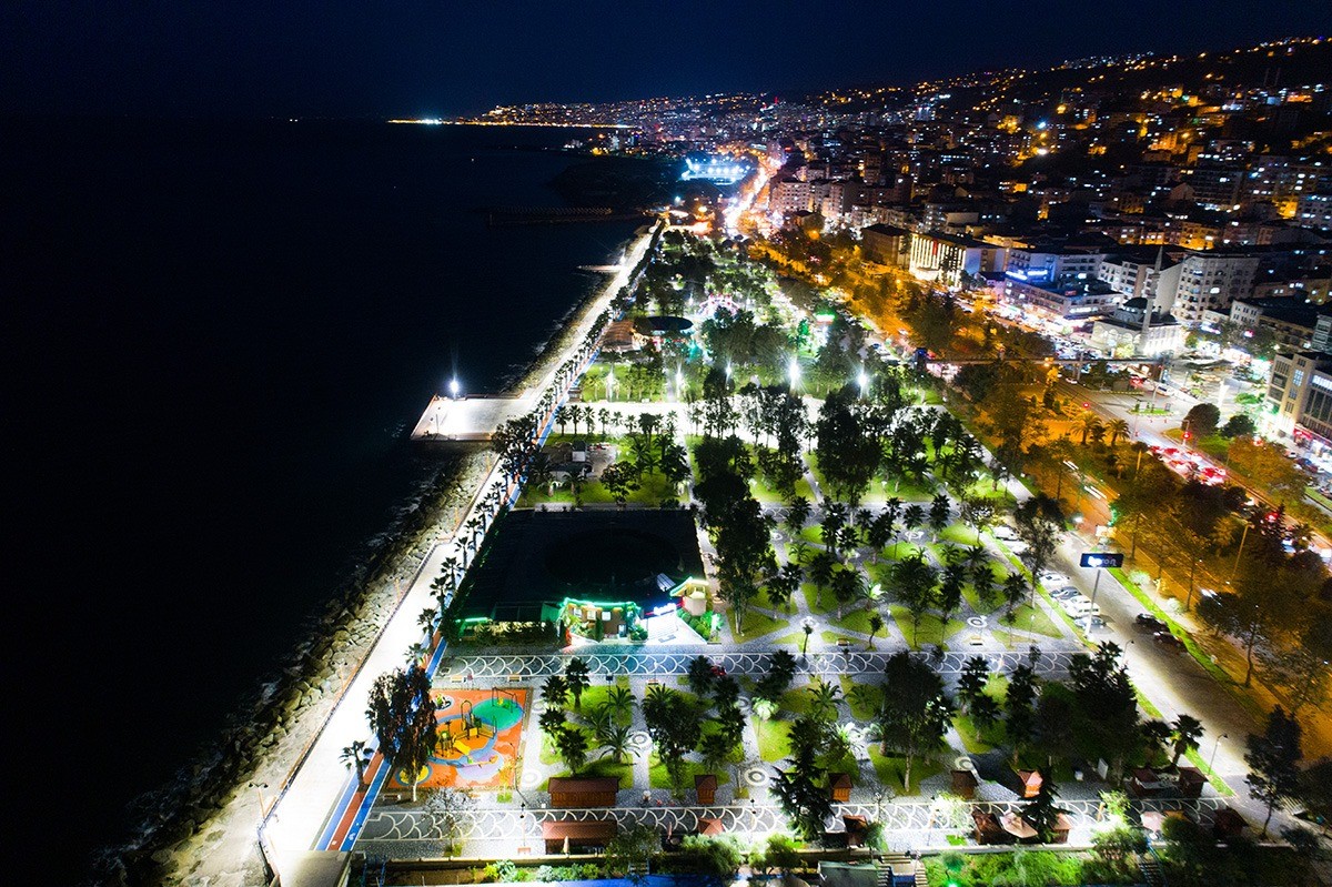 Ak&ccedil;aabat sahil parkı yenilenen y&uuml;z&uuml;yle beğeni topluyor
