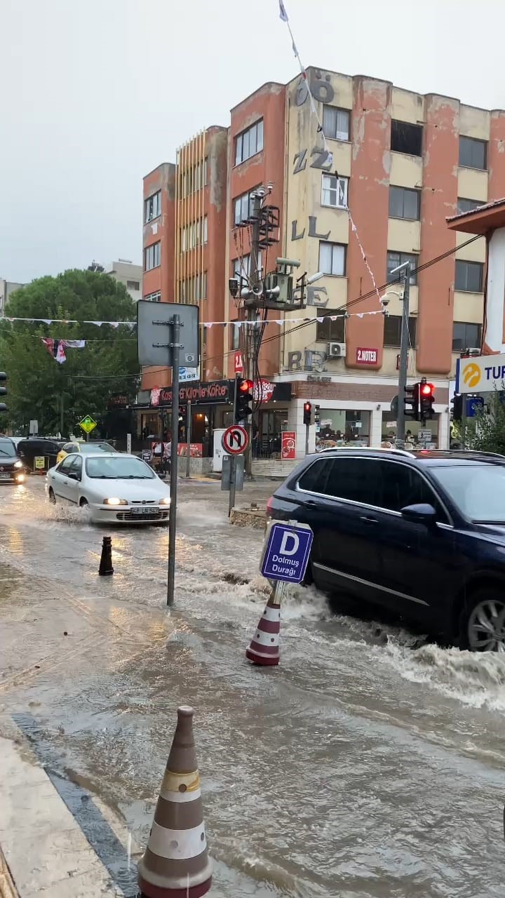 Milas’ta şiddetli yağış hayatı felç etti