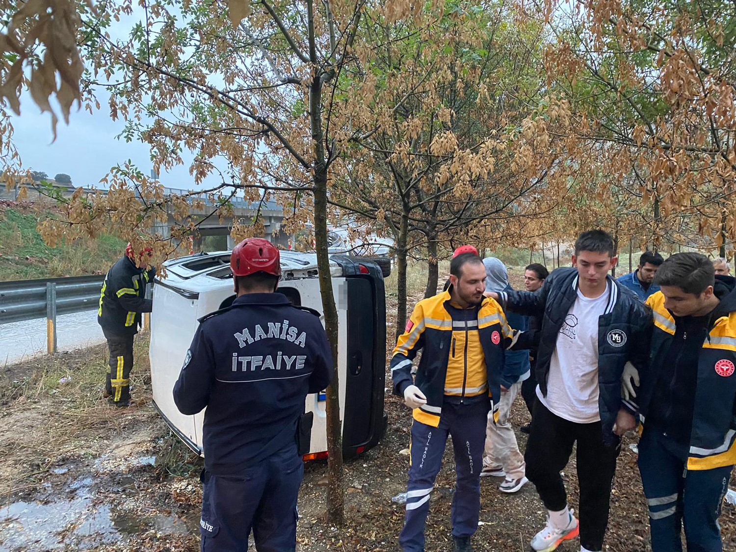 Manisa’da bariyerlere çarpan araç yan yattı: 1 yaralı
