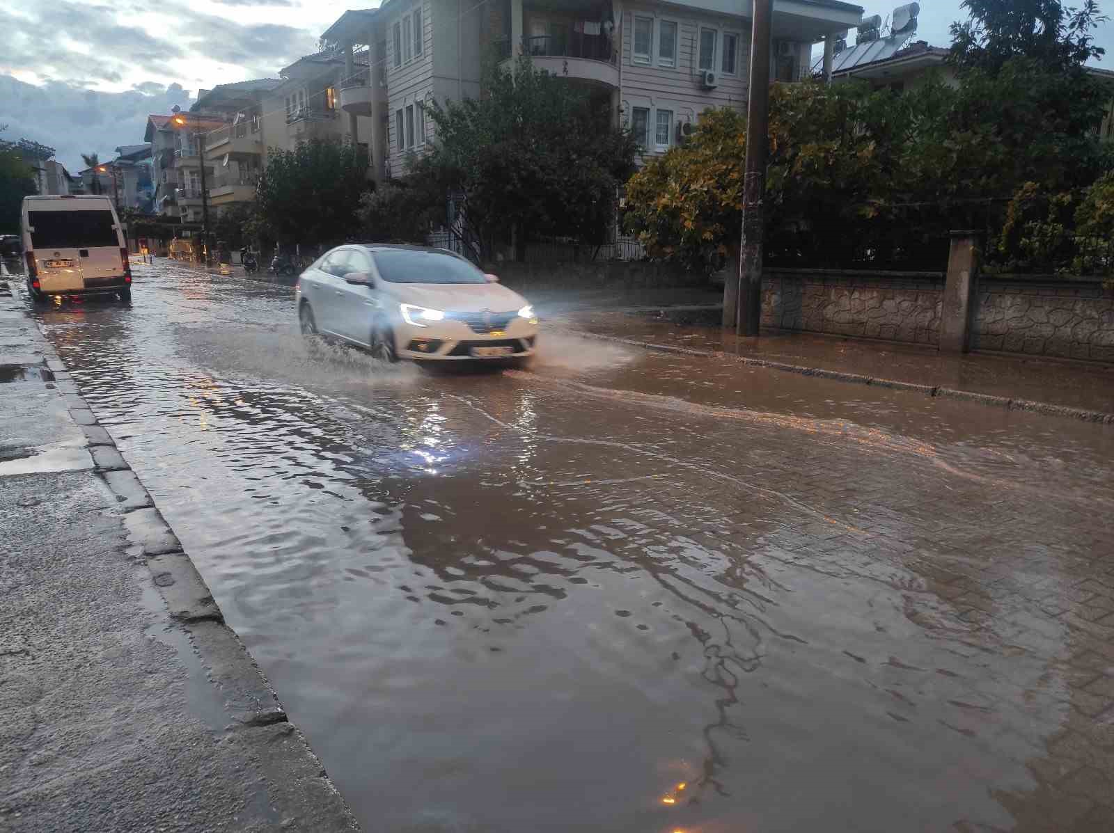 Fethiye’de Şiddetli Yağış Toprak Kaymasına Neden Oldu 