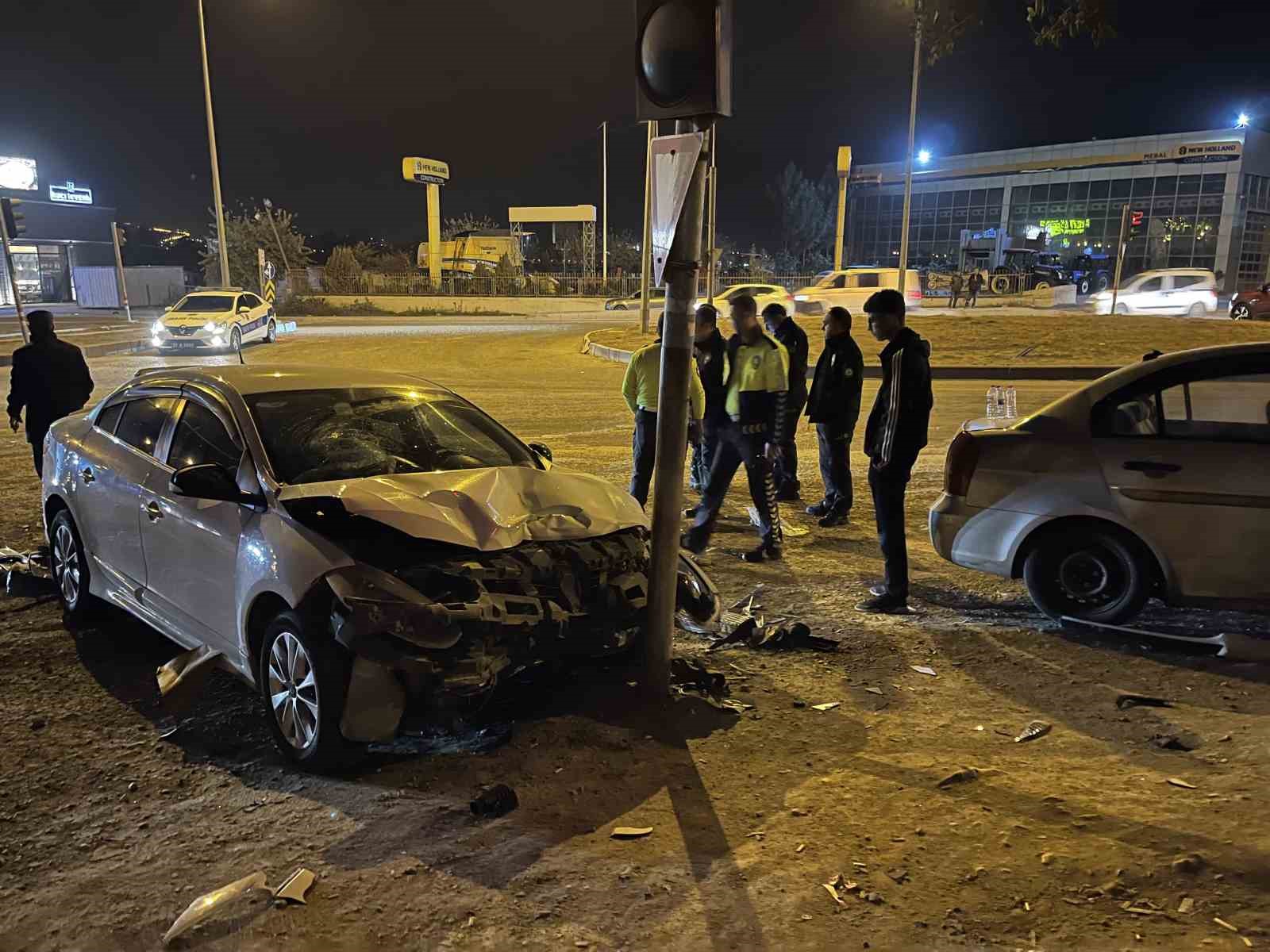 Diyarbakır’da kırmızı ışık ihlali kaza getirdi: 1’i çocuk 5 yaralı