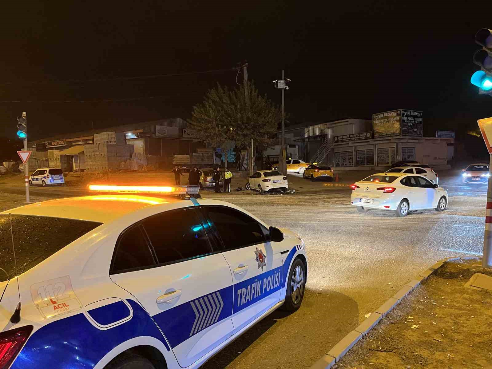 Diyarbakır’da kırmızı ışık ihlali kaza getirdi: 1’i çocuk 5 yaralı
