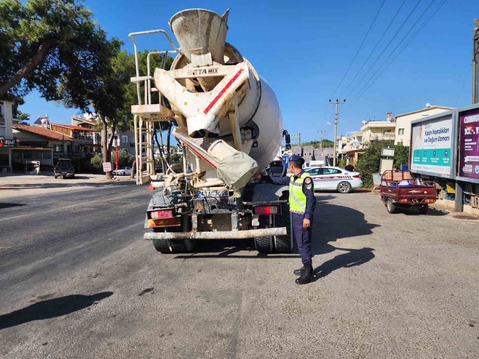 İzmir’de jandarmadan ticari araçlara denetim