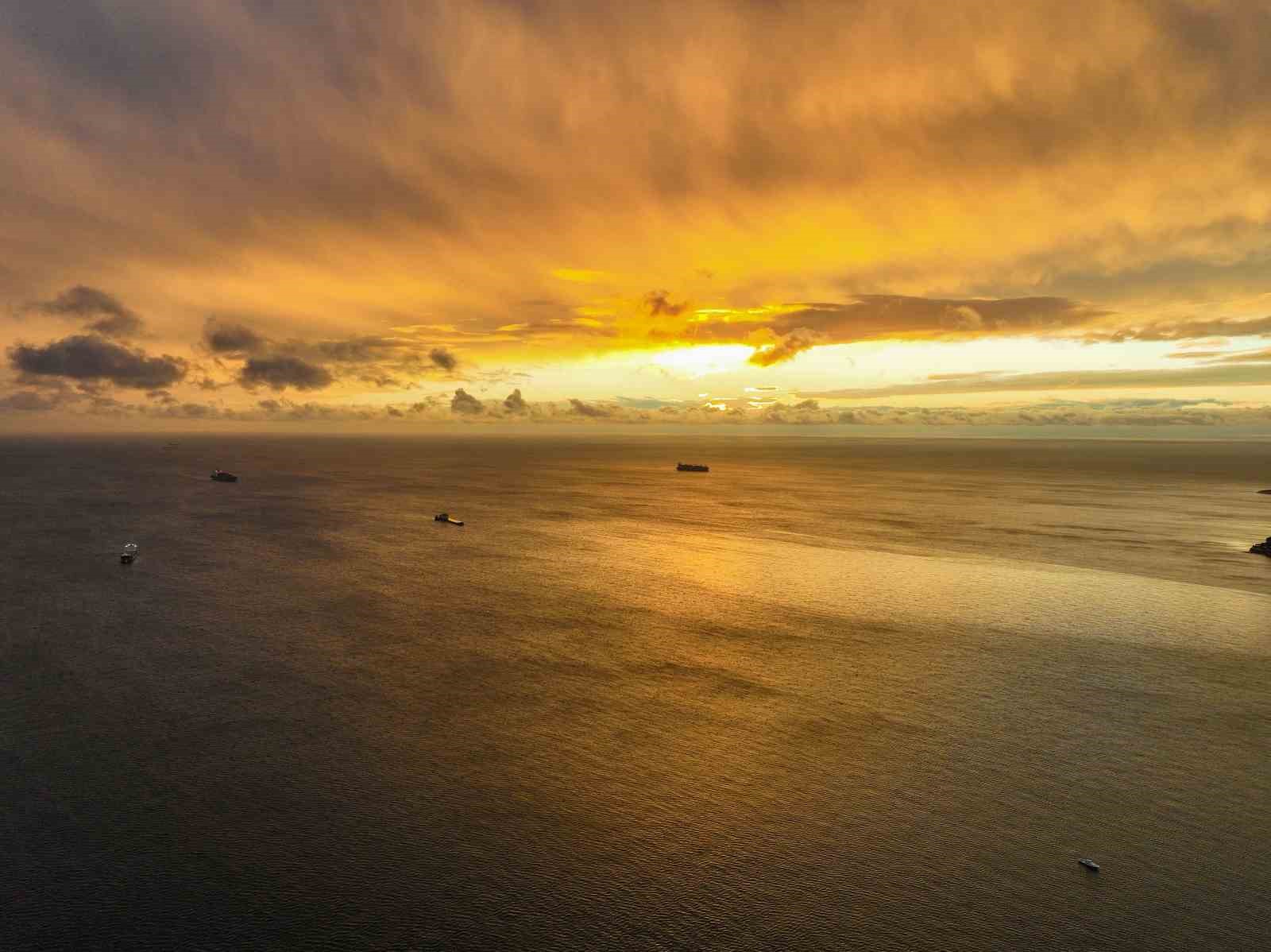 İstanbul’da günbatımında ortaya çıkan gökkuşağı mest etti