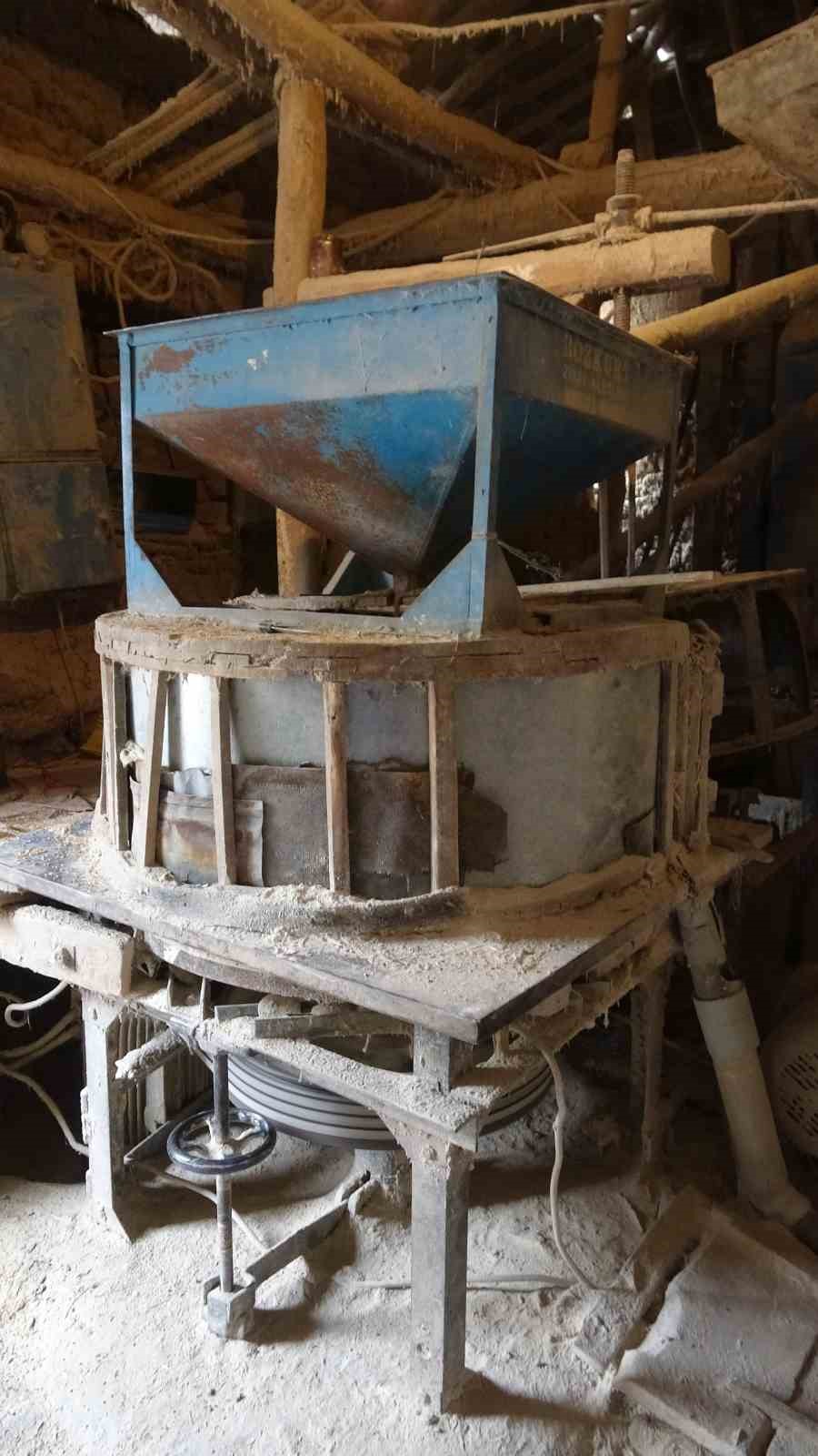 Baba mirası değirmende geleneksel y&ouml;ntemle un &ouml;ğ&uuml;t&uuml;yor
