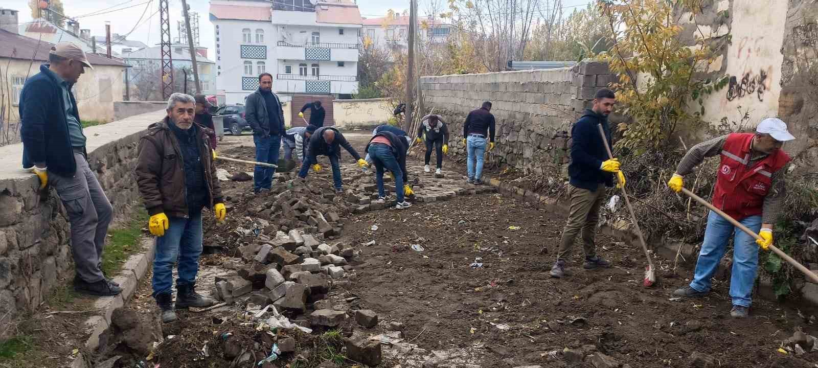 Bulanık Belediyesi 95 bin metrekare kilitli parke taşı döşedi
