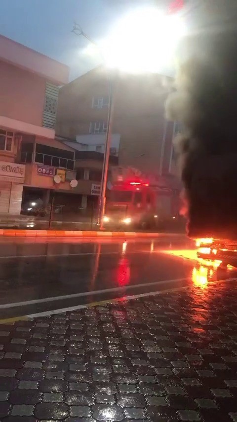 Tırın dorsesi yandı, o anlar cep telefonu kamerasına yansıdı
