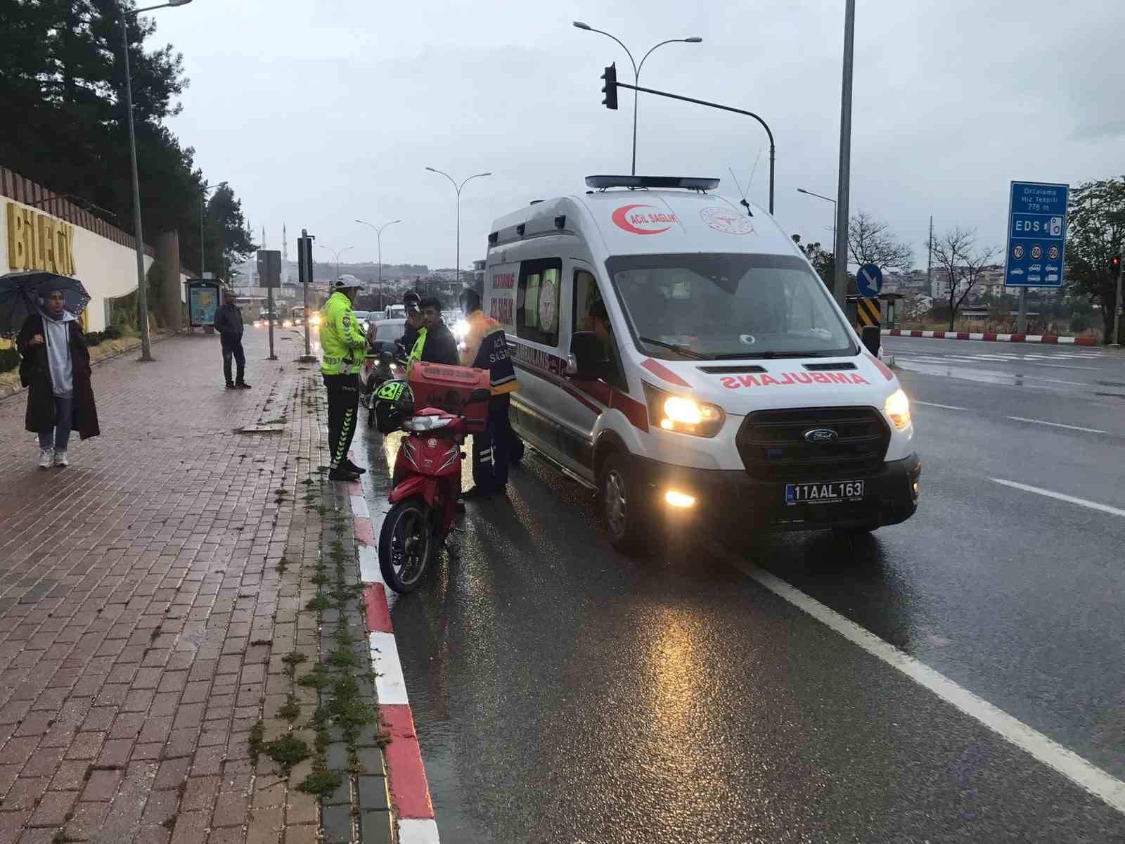 Bilecik’te motosiklet yayaya çarparken, kazada 2 kişi yaralandı