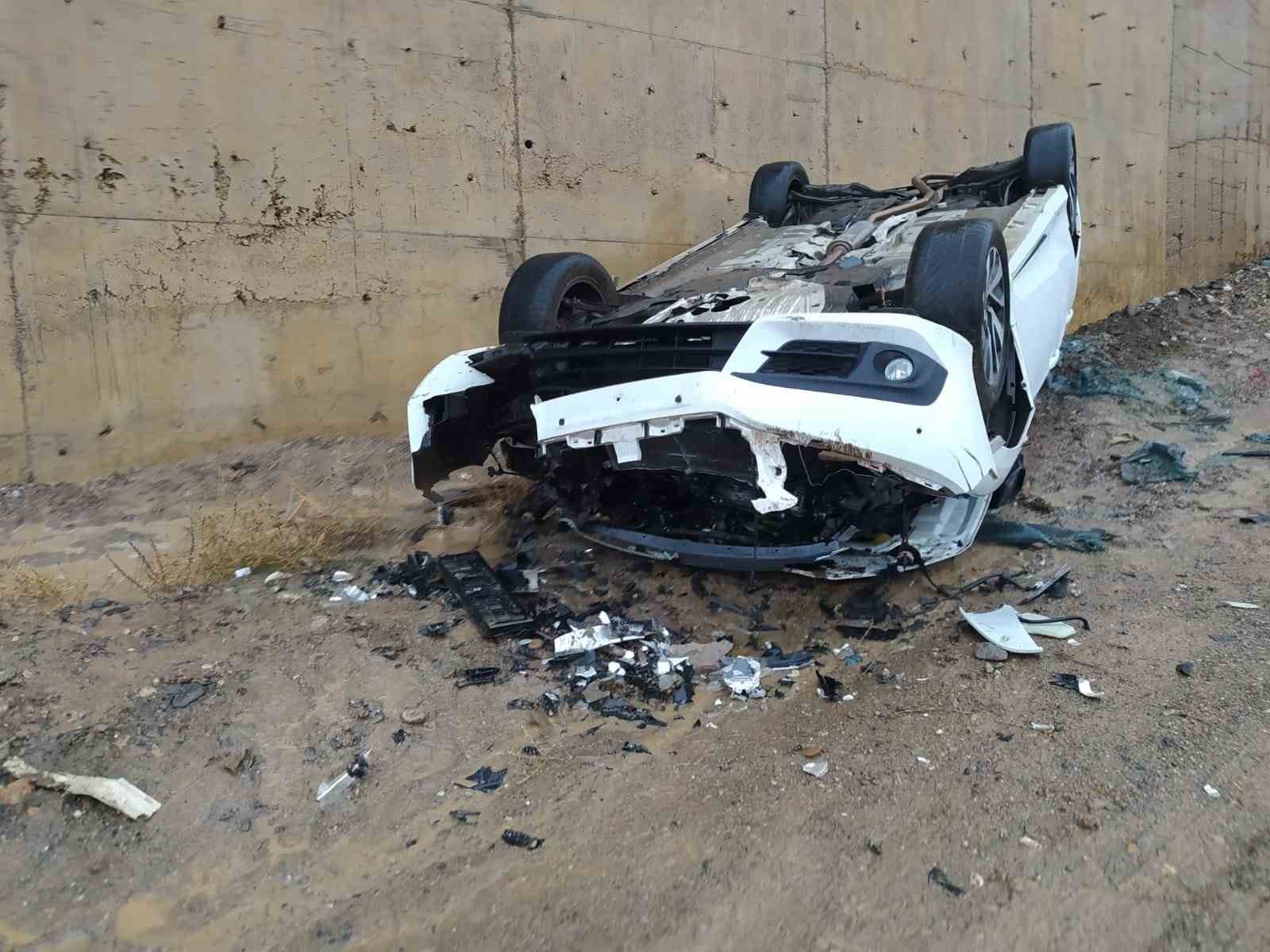Bingöl’de otomobil şarampole yuvarlandı: 2 yaralı