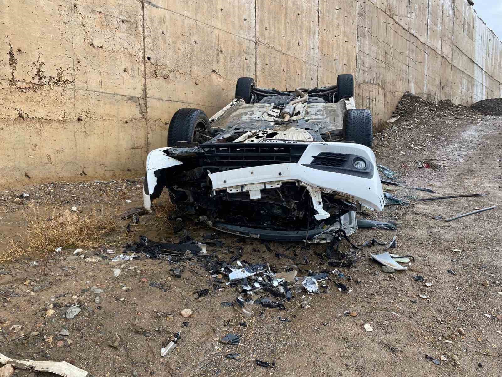 Bing&ouml;l&rsquo;de otomobil şarampole yuvarlandı: 2 yaralı
