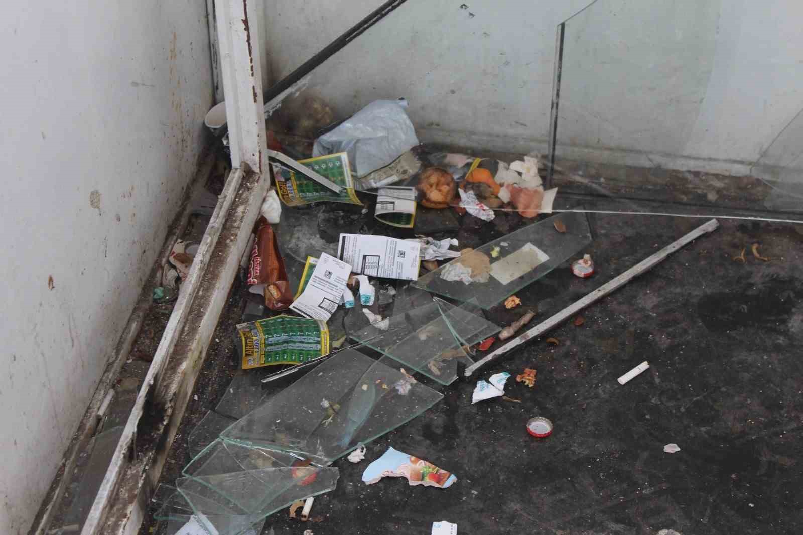 Dolmuş durakları tahrip edildi
