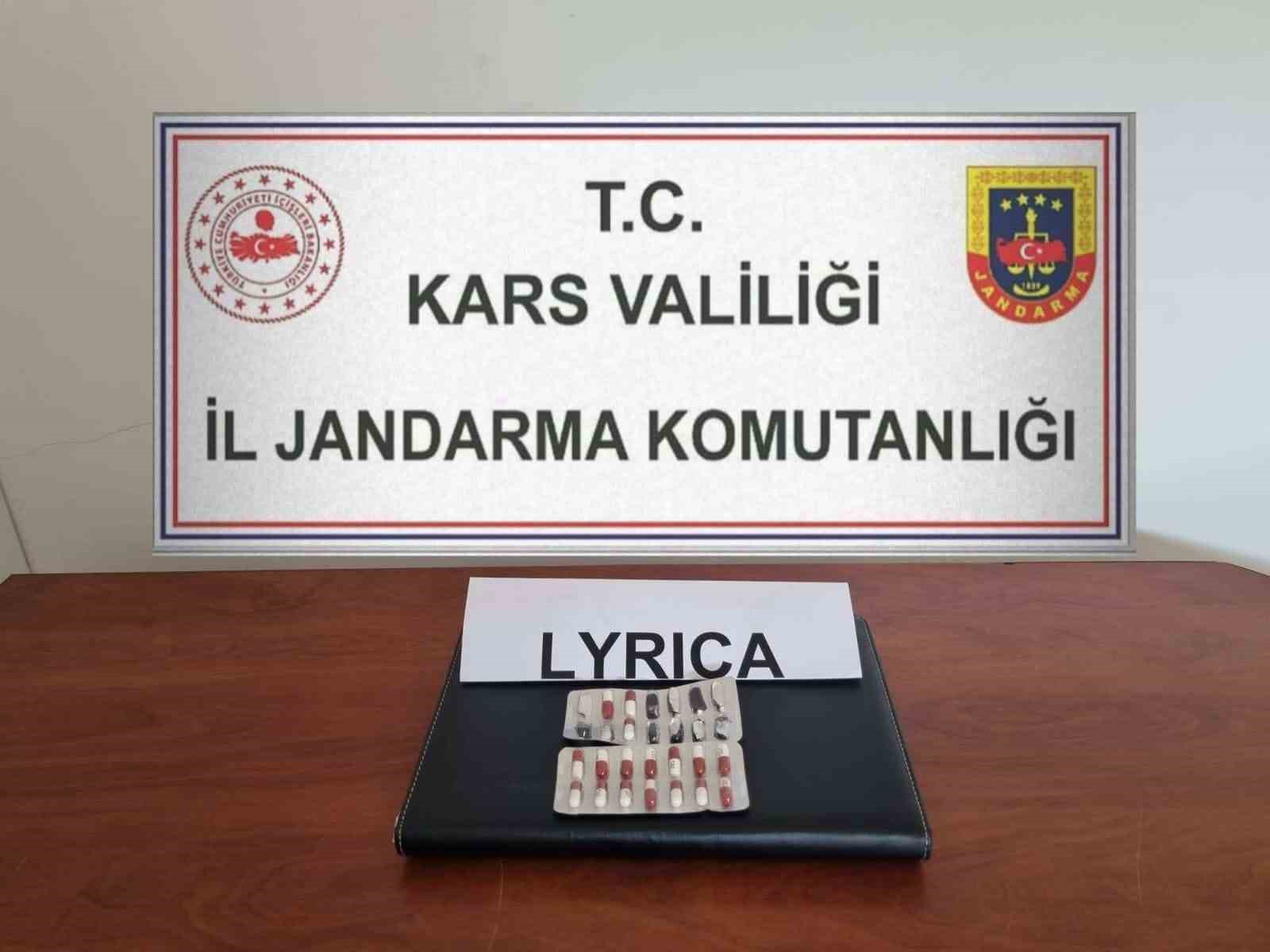 Kars&rsquo;ta jandarmadan silah ve sahte i&ccedil;ki operasyonu

