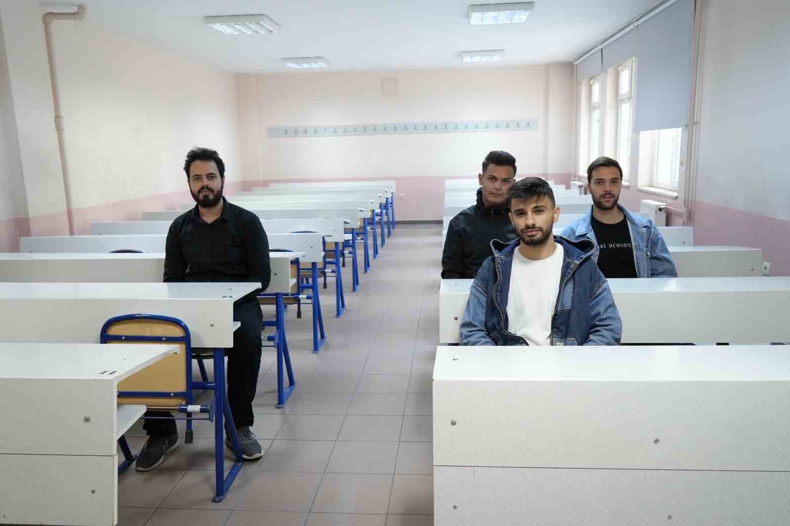T&uuml;rkiye&rsquo;de eğitim g&ouml;ren Filistinli &ouml;ğrenciler aileleri i&ccedil;in endişeli
