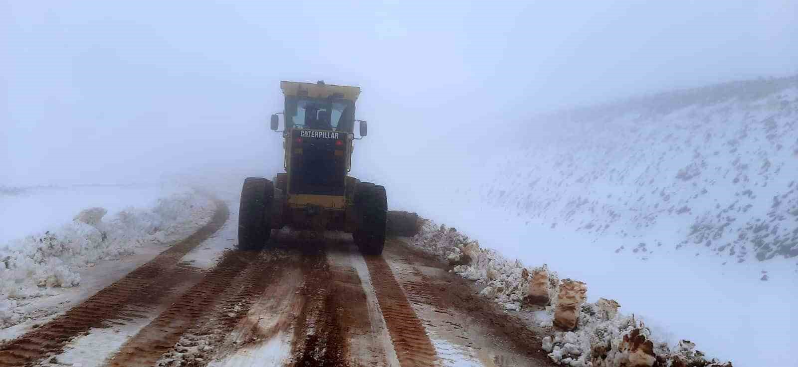 Bing&ouml;l&rsquo;de 2 bin 500 rakımlı tepe beyaza b&uuml;r&uuml;nd&uuml;
