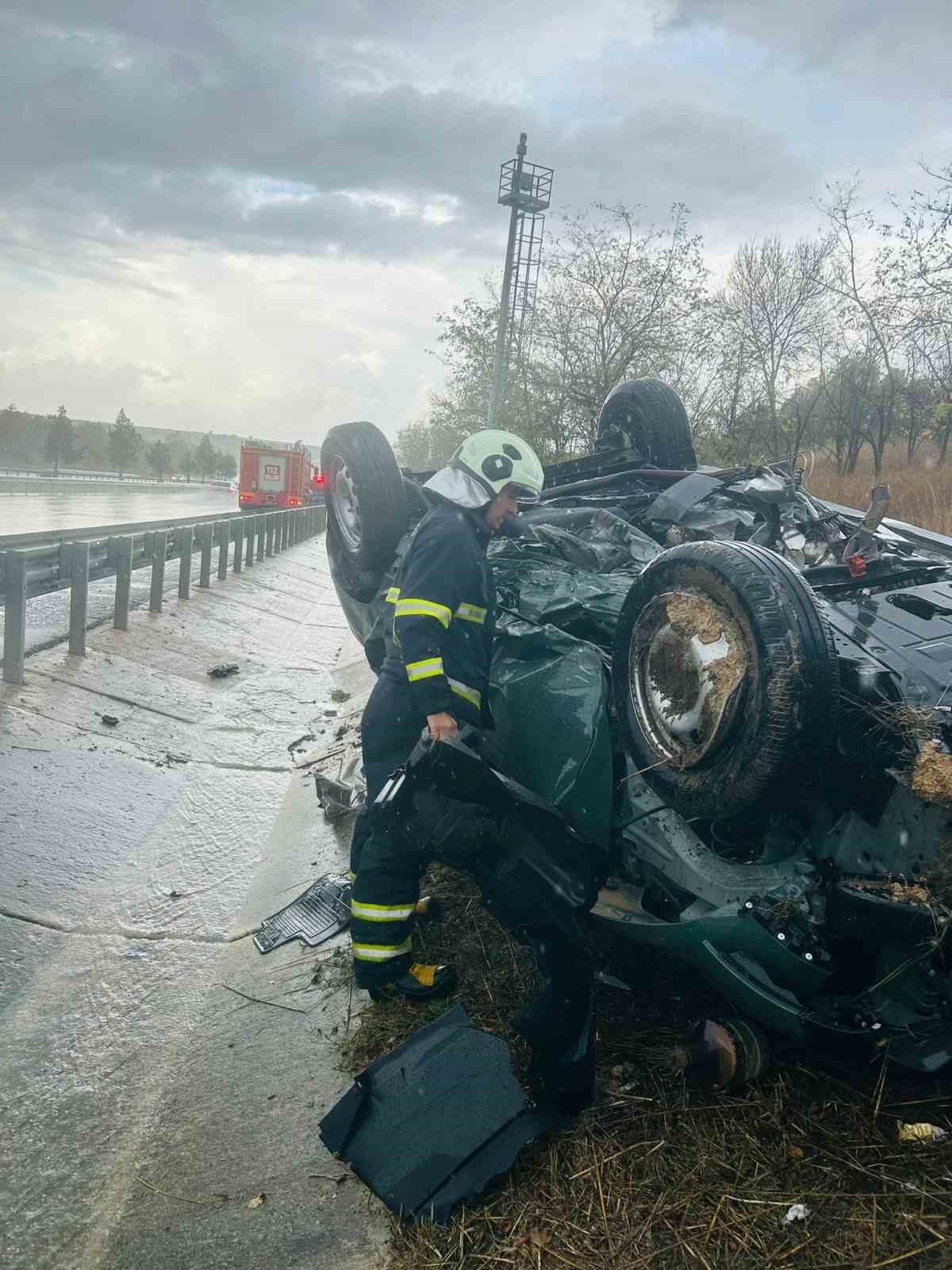 Kırklareli&rsquo;de otomobil şarampole devrildi: 3 yaralı
