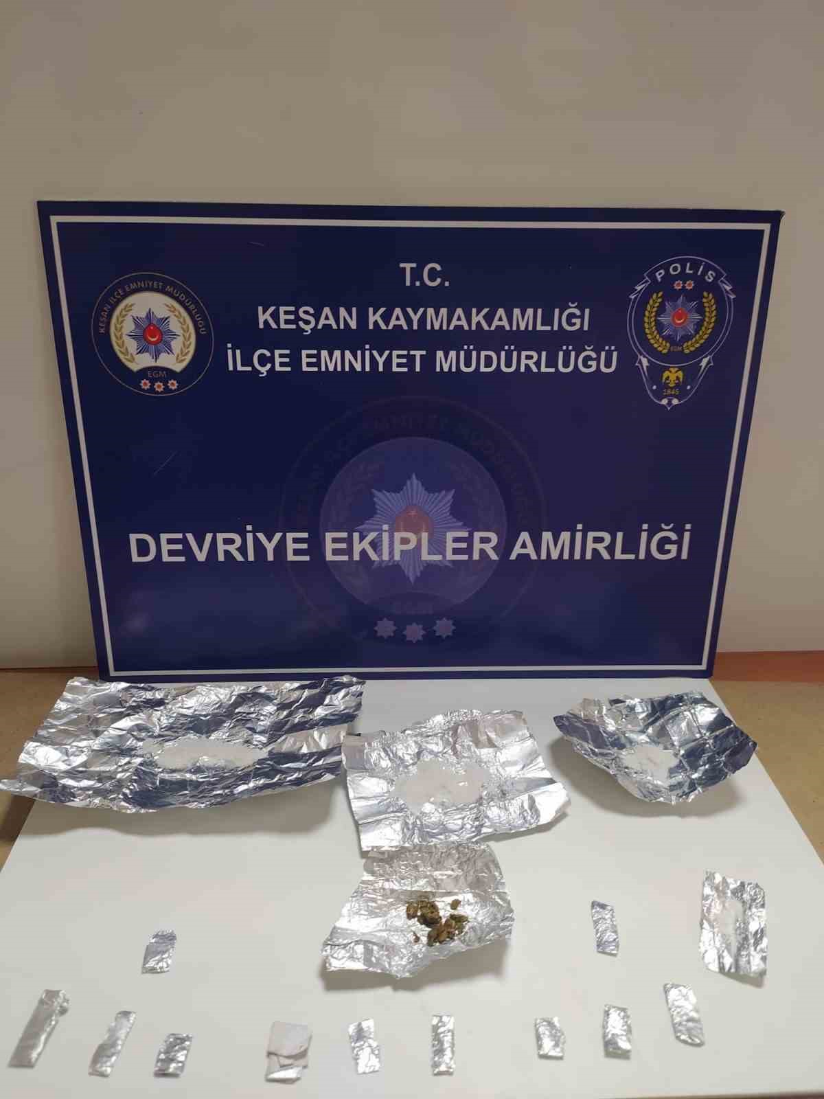 Keşan&rsquo;da &uuml;zerlerinde uyuşturucu ele ge&ccedil;irilen 2 ş&uuml;pheli g&ouml;zaltına alındı
