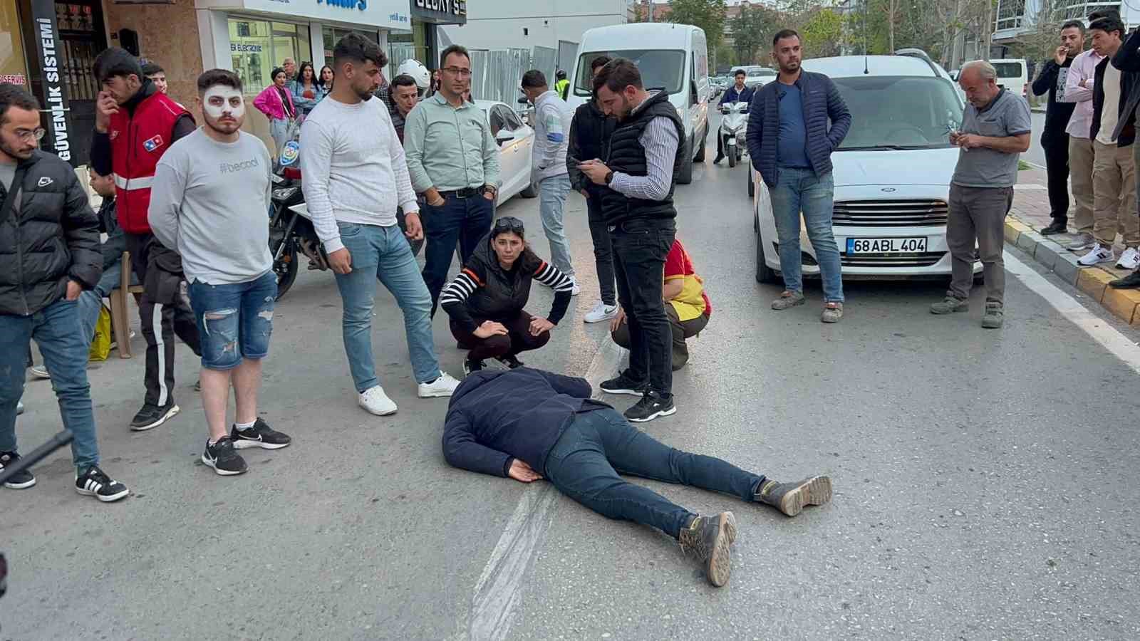 Motosikletle yayaya &ccedil;arptı: 2 yaralı
