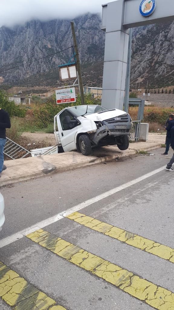 Köprüye asılı kalan kamyonet Yeşilırmak nehrine uçmaktan kurtuldu