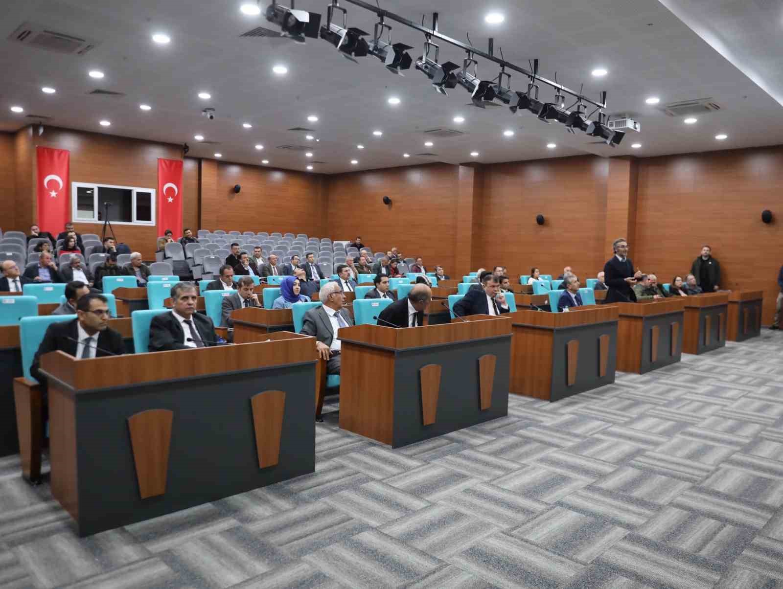 Vali &Ouml;ks&uuml;z: &ldquo;Burdur i&ccedil;in en &ouml;nemli konuların başında gelen Burdur G&ouml;l&uuml;n&uuml; kaybedemeyiz&rdquo;
