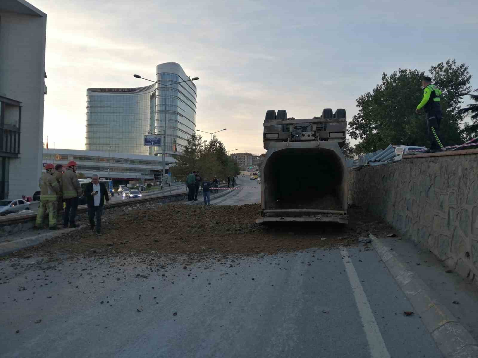 Pendik’te hafriyat kamyonu bariyerleri aşıp yola devrildi: 1 yaralı