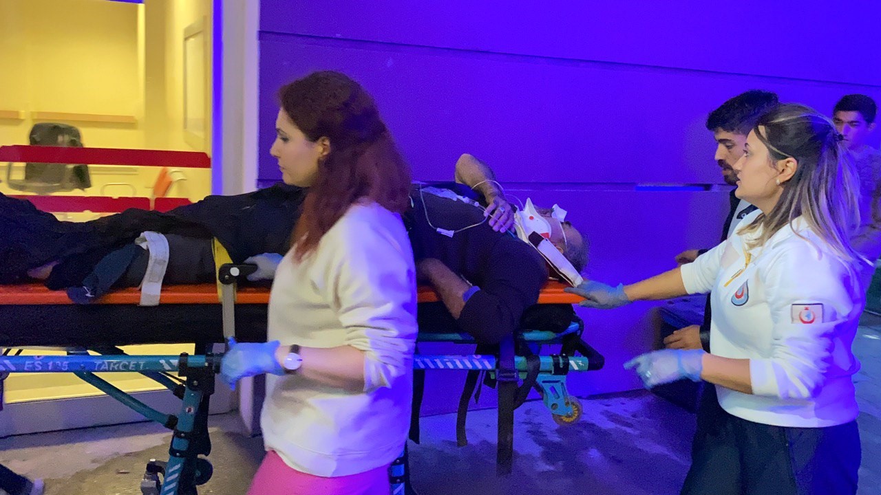 Kamyonet ile otomobil kafa kafaya &ccedil;arpıştı: 1 &ouml;l&uuml;, 3 yaralı 