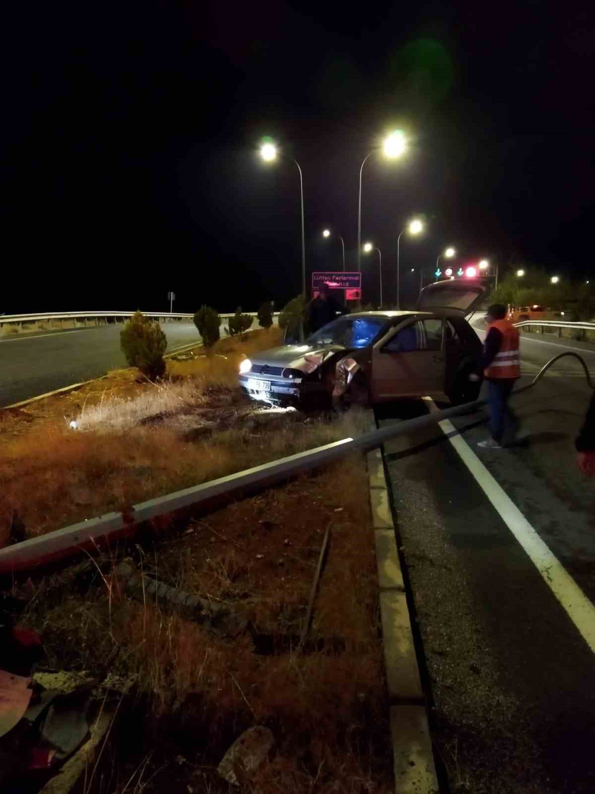 Otomobil elektrik direğine çarptı: 4 yaralı