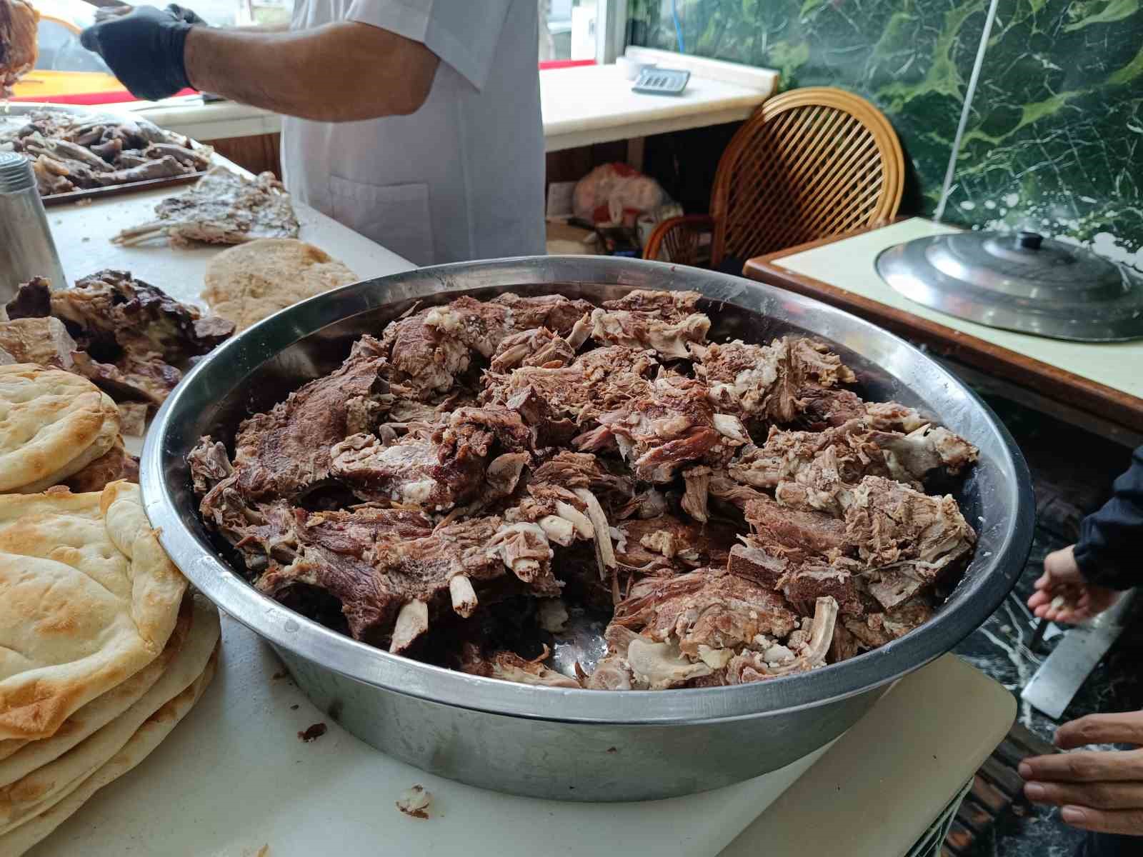 Uykuyu b&ouml;len lezzet &rsquo;b&uuml;ryan kebabı&rsquo;
