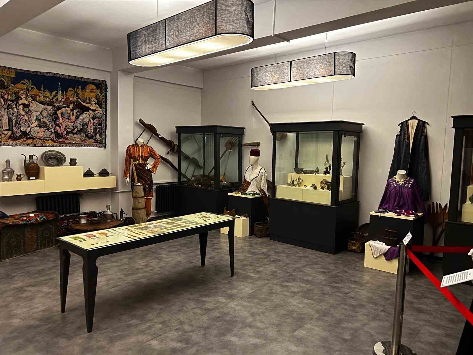 &Ouml;ğrenciler, derste &ouml;ğrendiklerini m&uuml;ze sınıfını gezerek pekiştiriyor
