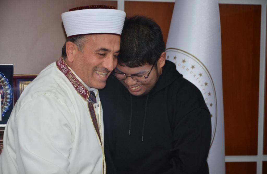 Arkadaşlarından etkilendi, M&uuml;sl&uuml;man oldu
